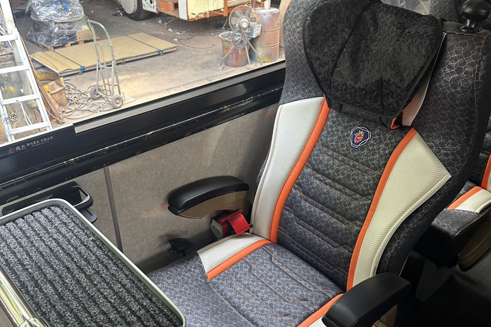 Scania三排椅遊覽車-車內環境